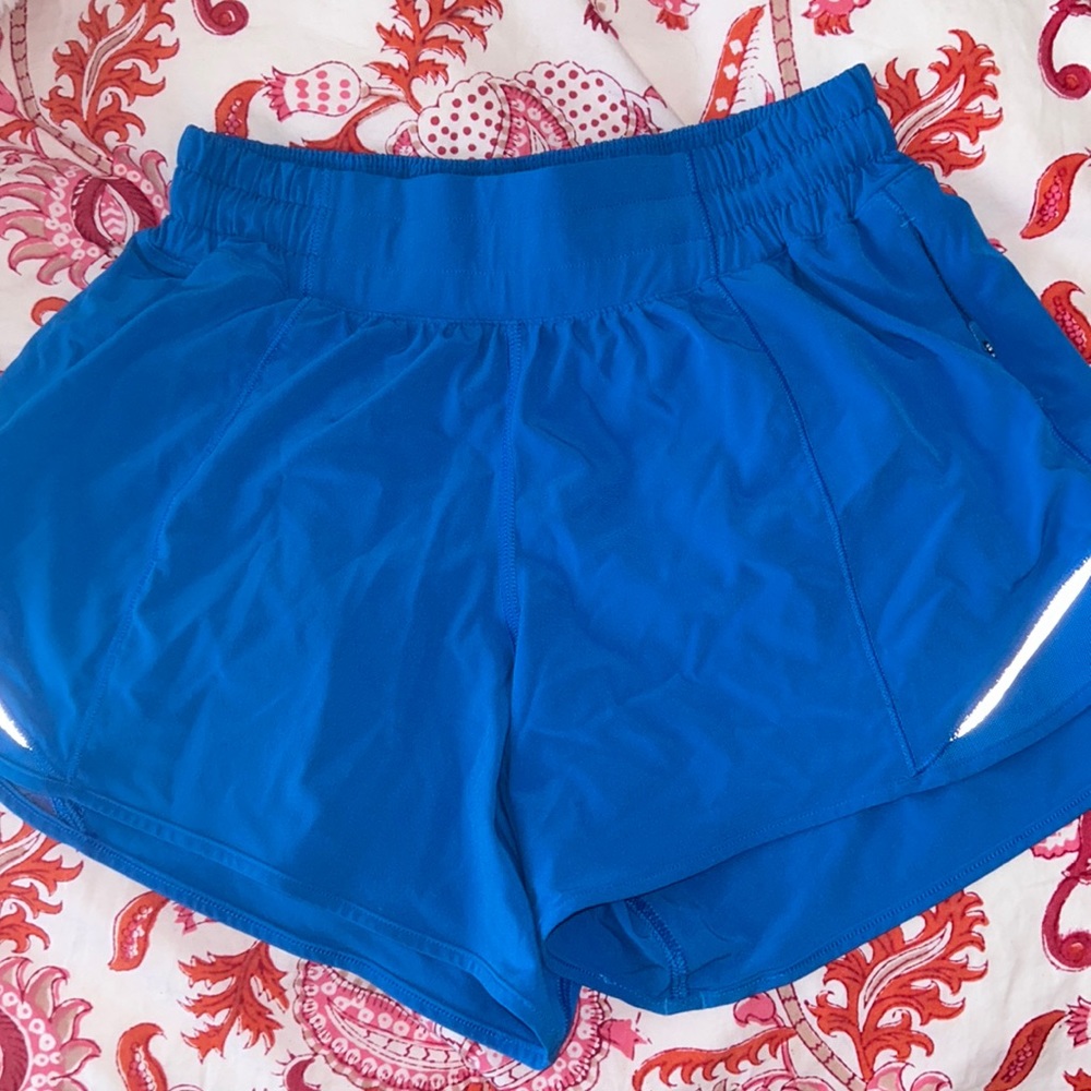 lululemon size 4, 4” hotty hot shorts in poolside. Worn once, in great condition